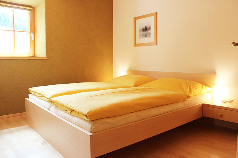 Helles Schlafzimmer mit Doppelbett