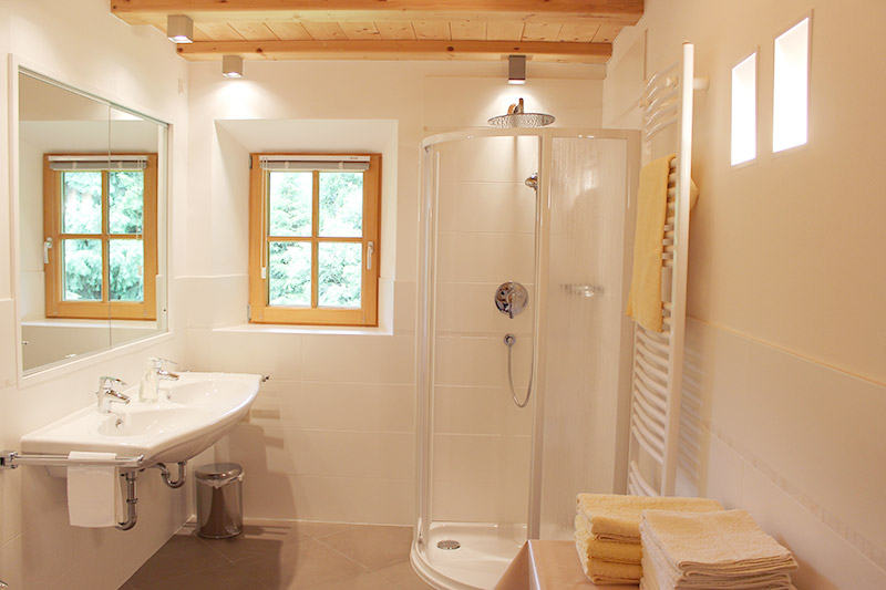 Modernes Badezimmer mit Dusche