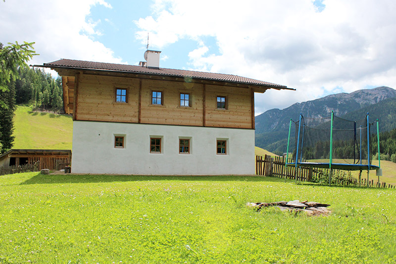 Hausansicht Sommer mit Bergpanorama